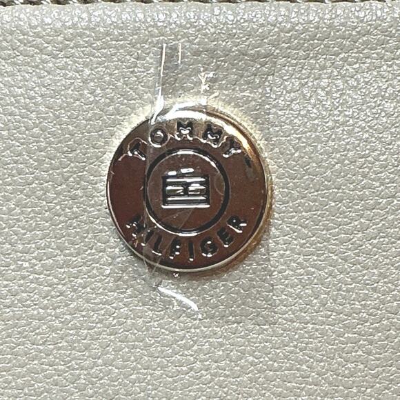 Tommy Hilfiger NWT Cream Wristlet Pebbled Vegan Leather MSRP $68 - Picture 4 of 9